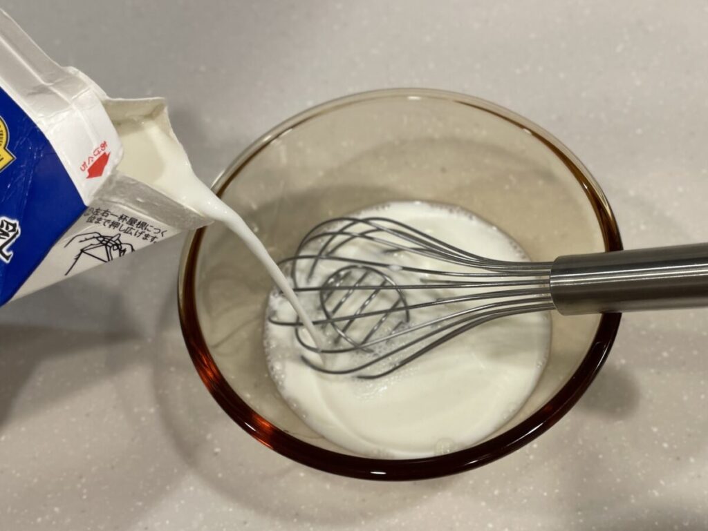 オリゴ糖とR-1に牛乳を混ぜているところ