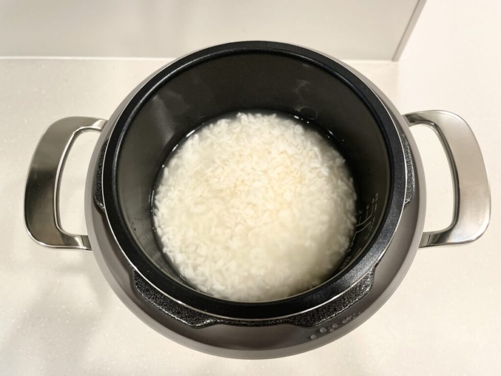 リデポットの内釜に入れた米麹とご飯と水