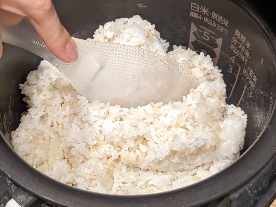 極しゃもじプレミアムクリアでお米を混ぜる手