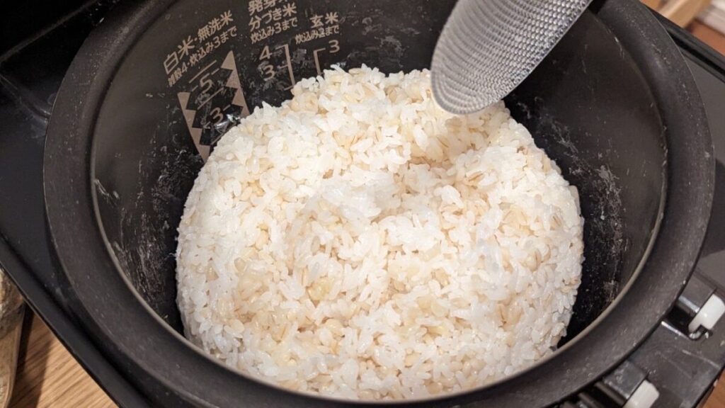 炊飯器のお米を丸く整えたところ