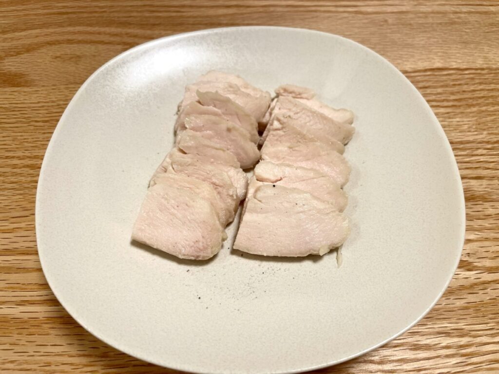 低温調理した鶏胸肉を切ってお皿に並べたところ