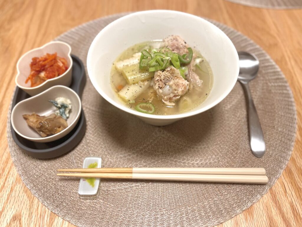 参鶏湯と小鉢と箸
