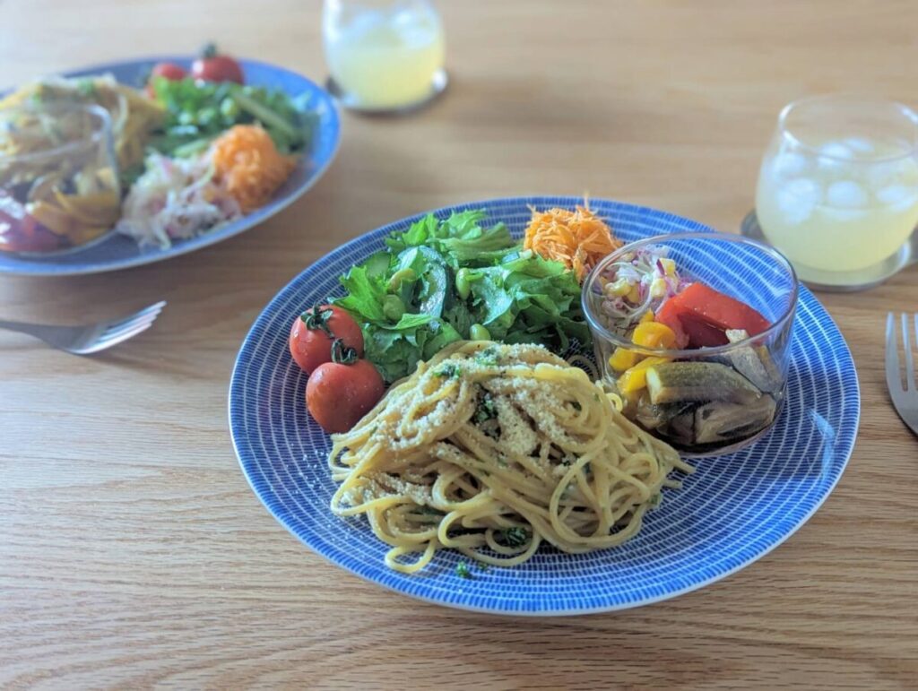 ワンプレートでパスタとサラダと副菜を盛り付けたアベックプレート2皿