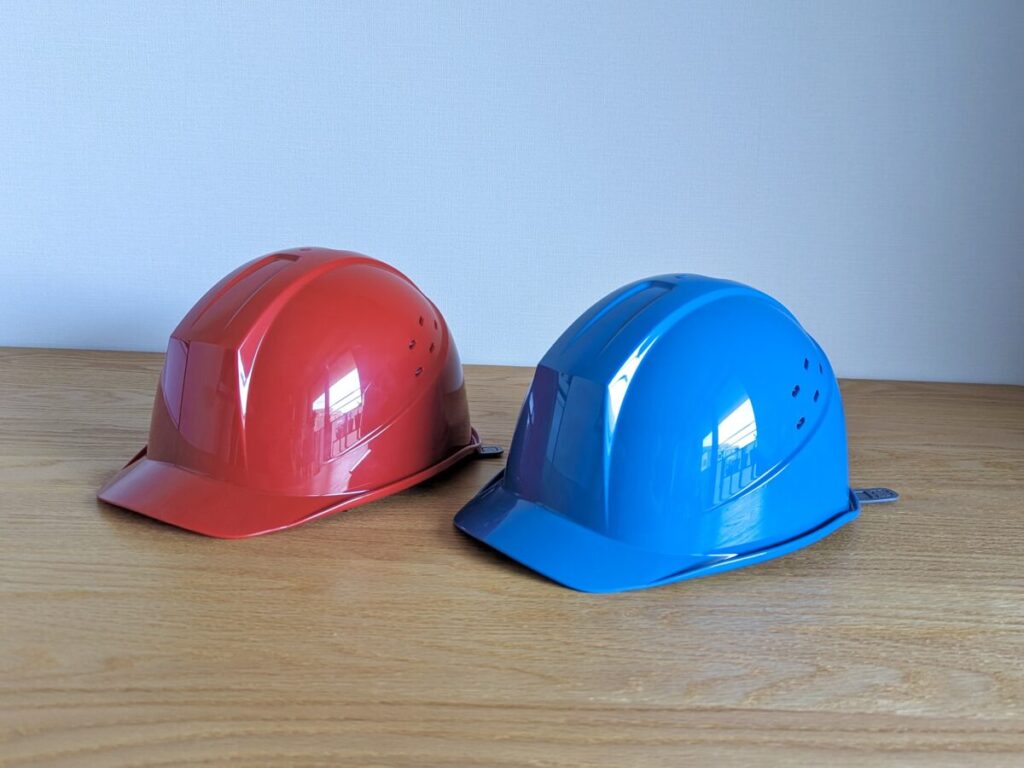 赤と青のヘルメット